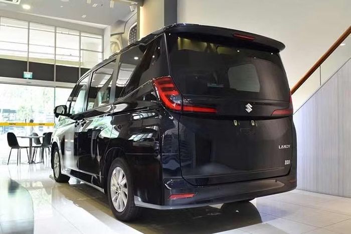 Suzuki Landy Hybrid G mới đã chính thức được mở bán tại thị trường Nhật Bản. Hãng kỳ vọng đạt doanh số khoảng 1.200 xe mỗi năm. Giá bán của Suzuki Landy 2026 khởi điểm từ 3.845.600 Yên (khoảng 769 triệu đồng) cho phiên bản dẫn động cầu trước và 4.128.300 Yên (825 triệu đồng) cho phiên bản dẫn động bốn bánh.
