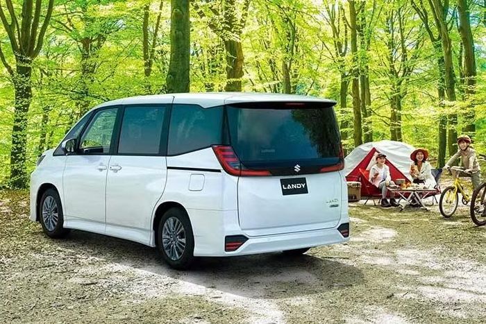 Ở ngoại thất, xe tiếp tục là một ví dụ điển hình của chiến lược đổi thương hiệu sản phẩm được Suzuki và Toyota tích cực sử dụng trong nhiều năm qua. Phiên bản nâng cấp của Suzuki Landy 2026 mới không còn lấy cảm hứng từ Toyota Noah bản tiêu chuẩn như trước.