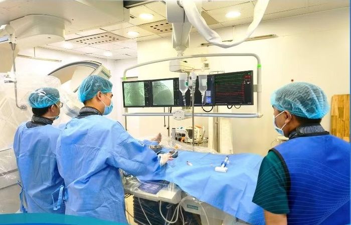 Ê - kíp can thiệp cho bệnh nhân - Ảnh BVCC