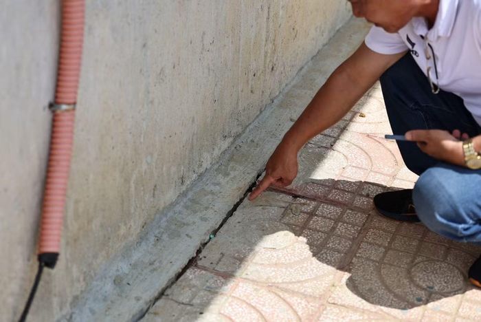 Hiện tượng sụt lún và nứt toác Việc này khiến khe lún giữa khối 2 và khối 3 tách ra, khối 3 có xu hướng nghiêng về phía vai phải đập. Ảnh : Hà Chính