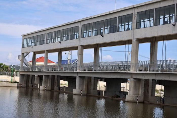 Đập có 5 khoang tràn chia thành 3 khối, mỗi khoang rộng 13,5m, tổng chiều rộng khoang tràn 67,5m. Dự án được khởi công ngày 22/6/2023 và hoàn thành ngày 31/12/2024, đưa vào khai thác từ ngày 25/6/2025, bảo hành đến ngày 25/6/2027. Ảnh: Hà Chính