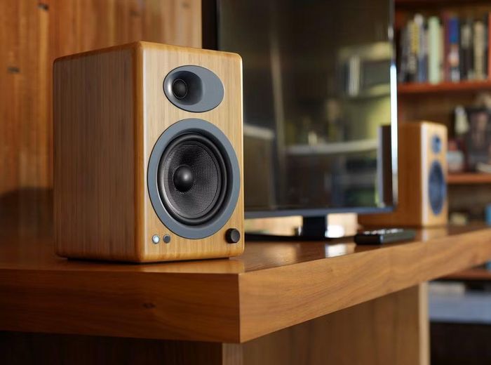 Dù lựa chọn loa soundbar hay hệ thống âm thanh chuyên dụng, cả hai đều là giải pháp hiệu quả để nâng cao trải nghiệm giải trí trên Smart TV. Tùy thuộc vào diện tích phòng, nhu cầu sử dụng và ngân sách hiện có, người dùng hoàn toàn có thể tìm được phương án phù hợp để biến không gian xem phim tại nhà trở nên sống động và hấp dẫn hơn bao giờ hết.