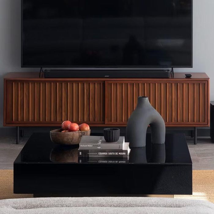 Đối với những người yêu thích sự đơn giản và tiện lợi, loa soundbar là lựa chọn rất đáng cân nhắc. Thiết bị này có thể kết nối nhanh với TV thông qua cổng HDMI ARC, eARC hoặc cáp quang kỹ thuật số, đồng thời giúp tăng cường độ rõ nét của âm thanh và cải thiện khả năng tái tạo giọng nói trong các bộ phim hoặc chương trình truyền hình.
