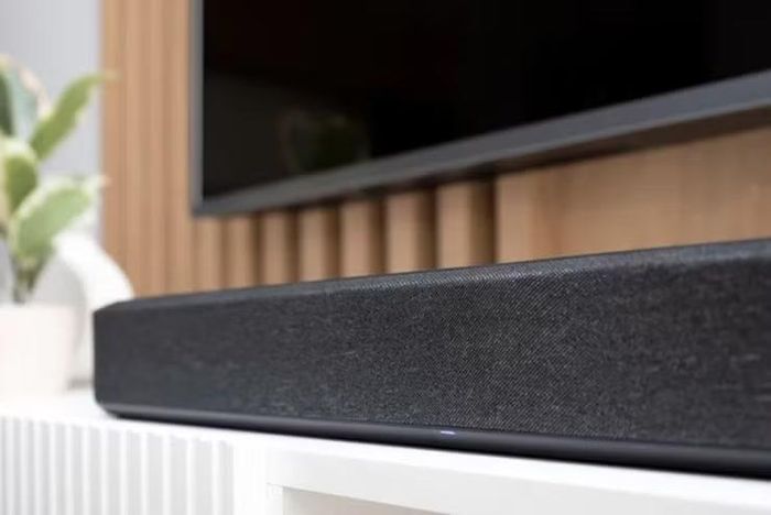 Nguyên nhân chính khiến âm thanh trên Smart TV chưa đáp ứng kỳ vọng nằm ở việc các nhà sản xuất phải tối ưu kích thước thiết bị, khiến loa tích hợp không còn đủ không gian để tái tạo âm thanh mạnh mẽ như những dòng TV đời cũ. Kết quả là người dùng thường gặp tình trạng âm lượng nhỏ, thiếu chiều sâu hoặc khó nghe rõ lời thoại khi xem phim và các chương trình giải trí.