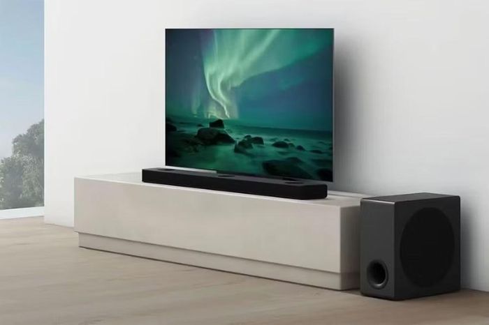 Nhiều mẫu soundbar hiện đại còn được tích hợp loa trung tâm chuyên biệt nhằm nâng cao chất lượng hội thoại, giúp người xem nghe rõ từng câu thoại mà không cần tăng âm lượng quá lớn. Đây là lợi thế đặc biệt hữu ích đối với những gia đình thường xuyên xem phim trực tuyến hoặc theo dõi các chương trình truyền hình dài tập.