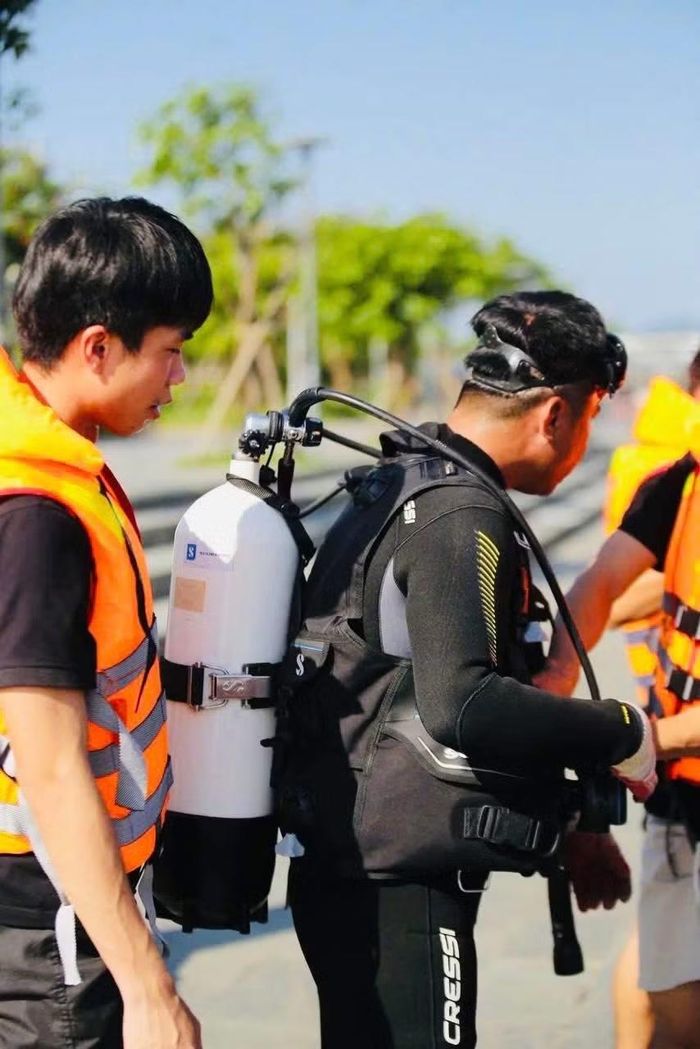 Dưới cái nắng bỏng rát của mùa hè miền Trung, mồ hôi hòa cùng sóng nước, nhưng các cán bộ, chiến sĩ vẫn nỗ lực hoàn thành từng nội dung huấn luyện. Với họ, mỗi giờ luyện tập là một lần tích lũy kinh nghiệm, nâng cao kỹ năng và rèn luyện bản lĩnh để sẵn sàng nhận nhiệm vụ trong mọi điều kiện.