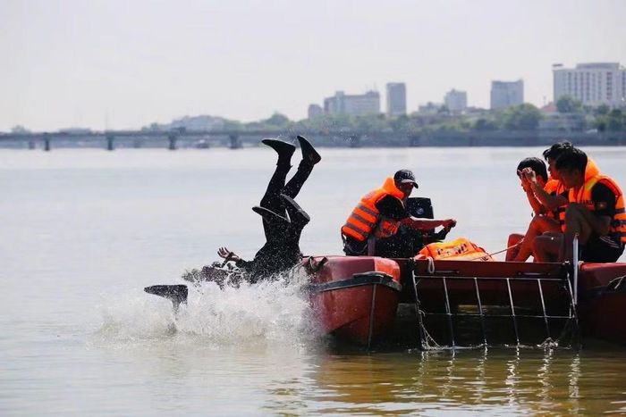 Những buổi huấn luyện vất vả dưới nắng nóng không chỉ thể hiện tinh thần trách nhiệm của lực lượng Cảnh sát PCCC và CNCH mà còn là sự chuẩn bị thầm lặng để khi người dân gặp nạn, các cán bộ, chiến sĩ có thể nhanh chóng có mặt, kịp thời cứu người, bảo vệ tính mạng và tài sản của Nhân dân.