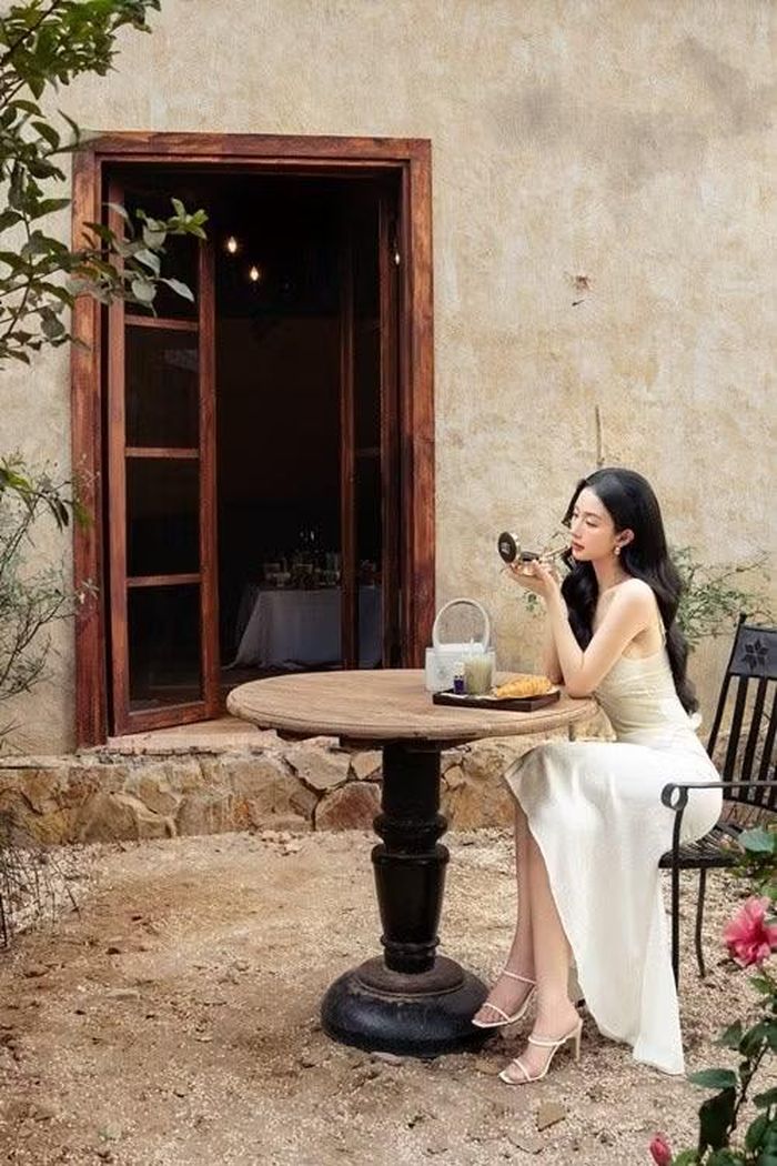 Những bộ ảnh theo phong cách nhẹ nhàng, nữ tính xuất hiện ngày càng nhiều trên trang cá nhân của cô.