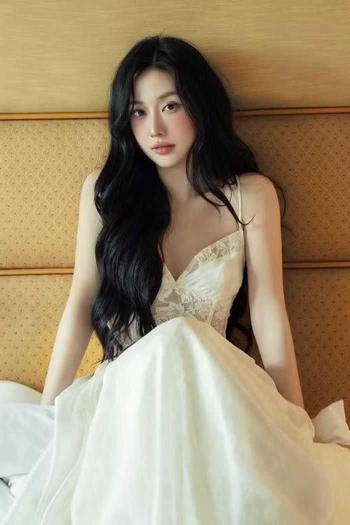 Gam trắng được Jun Vũ lựa chọn trong nhiều bộ ảnh thời trang. Lối trang điểm nhẹ, mái tóc dài đặc trưng cùng biểu cảm tiết chế giúp cô duy trì dấu ấn riêng giữa nhiều gương mặt trẻ của làng giải trí.