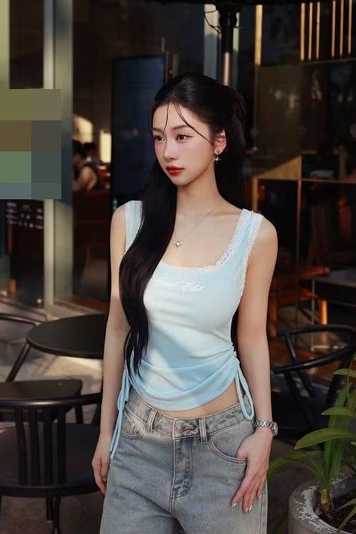 Phong cách đời thường của nữ diễn viên hướng đến sự tối giản nhưng vẫn tôn vóc dáng. Thiết kế áo ôm kết hợp quần jeans mang đến hình ảnh trẻ trung, gần gũi hơn so với những lần xuất hiện trên thảm đỏ.