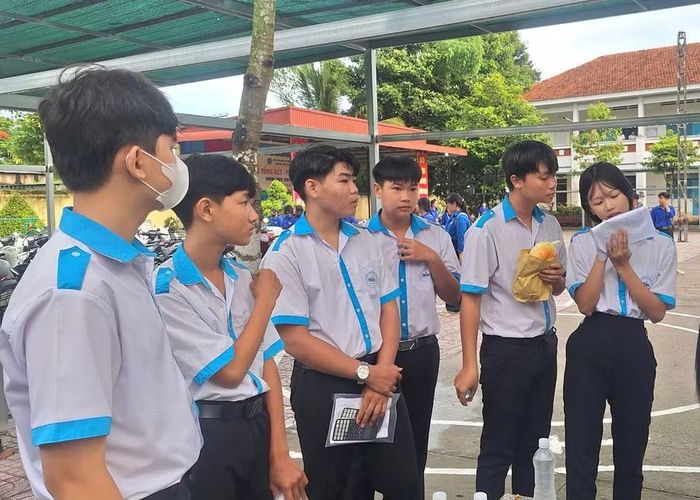 Các thí sinh trao đổi trước giờ thi.