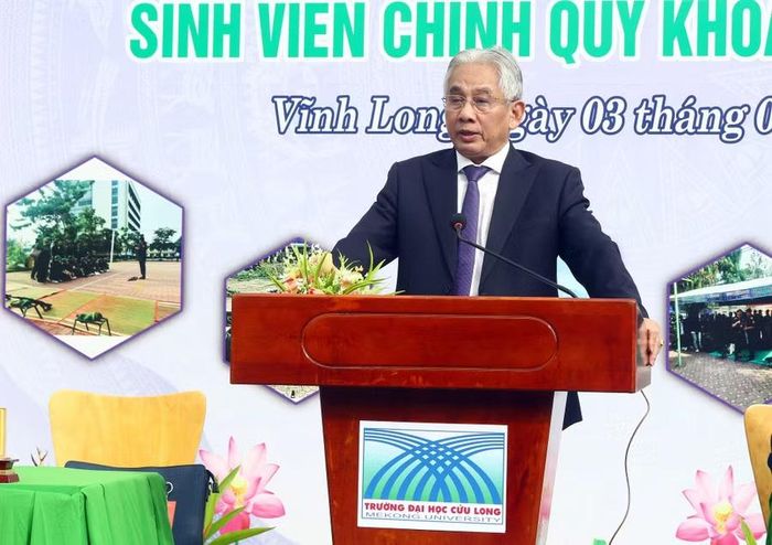 Nhà giáo ưu tú, PGS.TS Lương Minh Cừ, Bí thư Đảng ủy, Hiệu trưởng Trường ĐH Cửu Long phát biểu khai giảng.