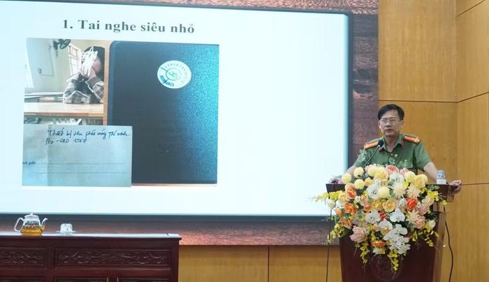 Cán bộ công an tỉnh Nghệ An thông tin về một số trường hợp gian lận công nghệ cao đã được phát hiện, xử lý tại các kỳ thi trước đó. Ảnh: Hồ Lài