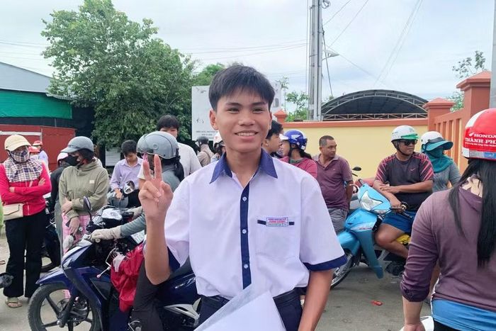 Em Trần Đào Đức Anh tươi cười rạng rỡ sau khi hoàn thành môn thi cuối cùng tại điểm thi Trường THPT Châu Thành.
