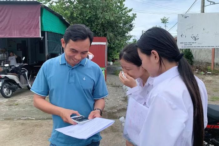 Các thí sinh phấn khởi trao đổi về bài thi môn Toán cùng thầy cô, bạn bè.