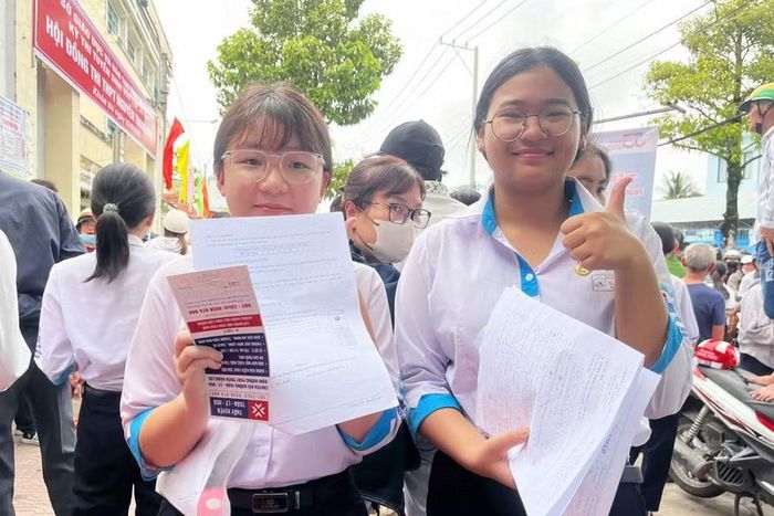 Hai thí sinh Phạm Vân Anh và Thái Trang vui vẻ sau khi hoàn thành kỳ thi quan trọng.