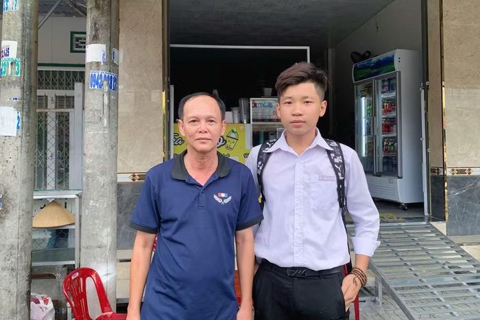Các sĩ tử cùng gia đình ghi lại kỷ niệm đẹp của cột mốc đáng nhớ trong tuổi học trò.