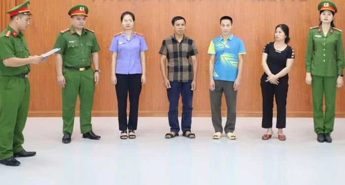 Các đối tượng trong vụ án gồm Chu Trọng Hân (áo sơ mi kẻ), Thân Văn Trưởng (áo phông xanh) và Lê Thị Hoan (Ảnh: BCA).