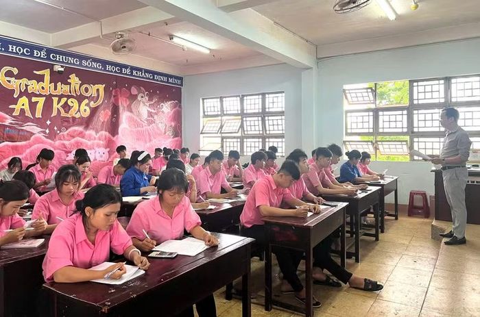 Thầy cô giáo hỗ trợ ôn tập cho học sinh lớp 12.