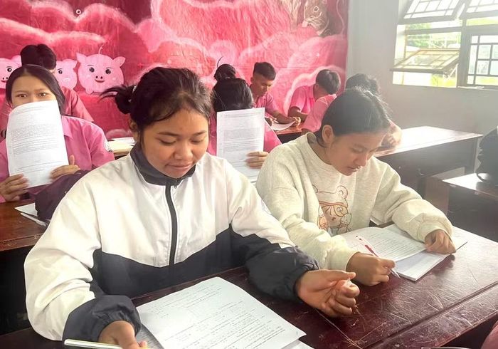 Học sinh Trường THPT số 2 Trần Cao Vân luyện các dạng đề thi.