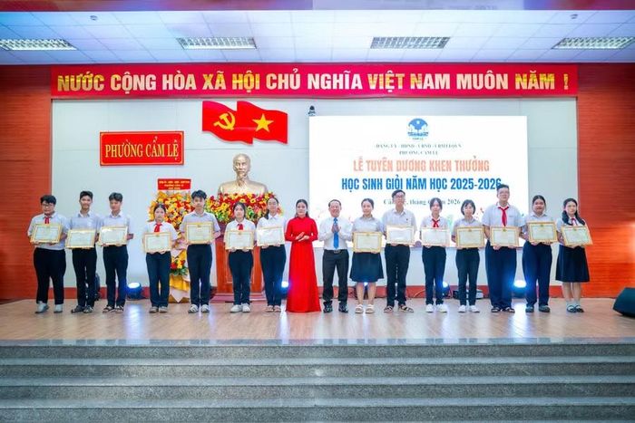 Tuyên dương, khen thưởng là dịp ghi nhận những tấm gương tiêu biểu trong học tập và rèn luyện.