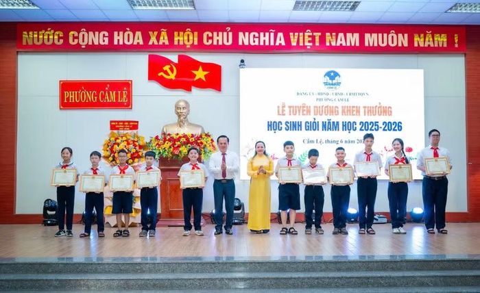 Ông Nguyễn Hoài Nam, Bí thư Đảng ủy phường Cẩm Lệ và bà Nguyễn Thị Việt Hiền, Phó Bí thư Thường trực Đảng ủy phường Cẩm Lệ khen thưởng cho các học sinh có thành tích tốt trong năm học 2025-2026.