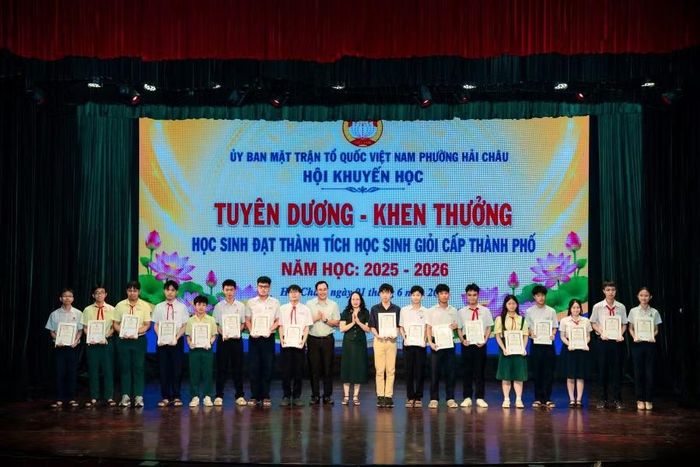 Lãnh đạo UBND phường Hải Châu tuyên dương, khen thưởng học sinh đạt thành tích cao trong năm học 2025-2026.