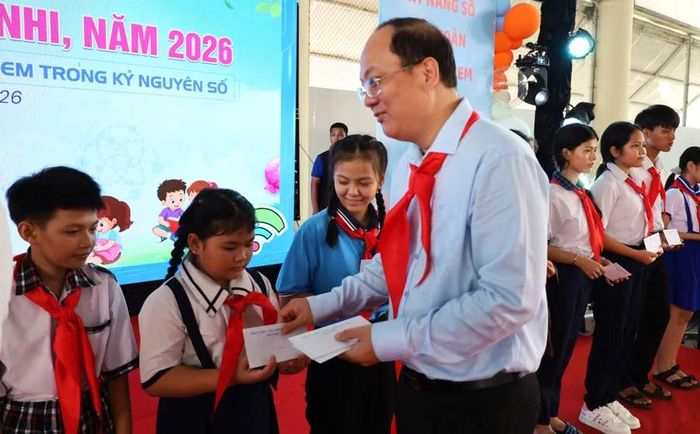 Ông Nguyễn Hồ Hải, Bí thư Tỉnh ủy Cà Mau tặng học bổng cho học sinh.