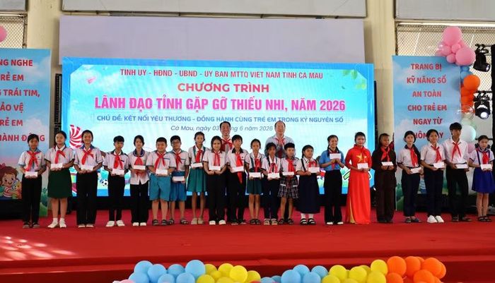 Học sinh nhận học bổng từ lãnh đạo tỉnh.