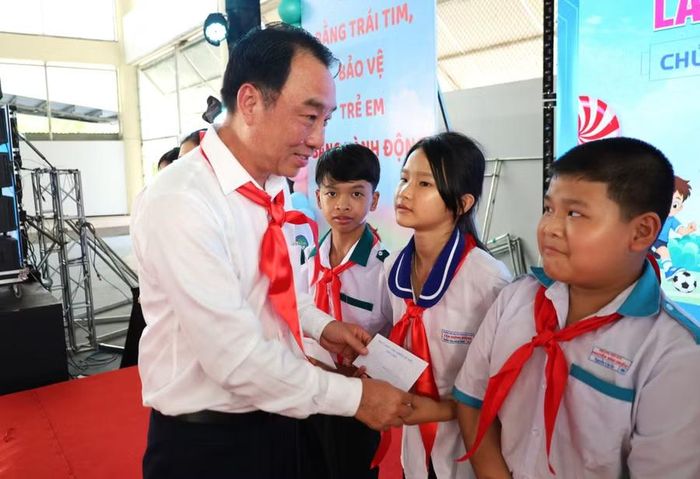 Ông Lữ Quang Ngời, Chủ tịch UBND tỉnh Cà Mau tặng học bổng cho học sinh.