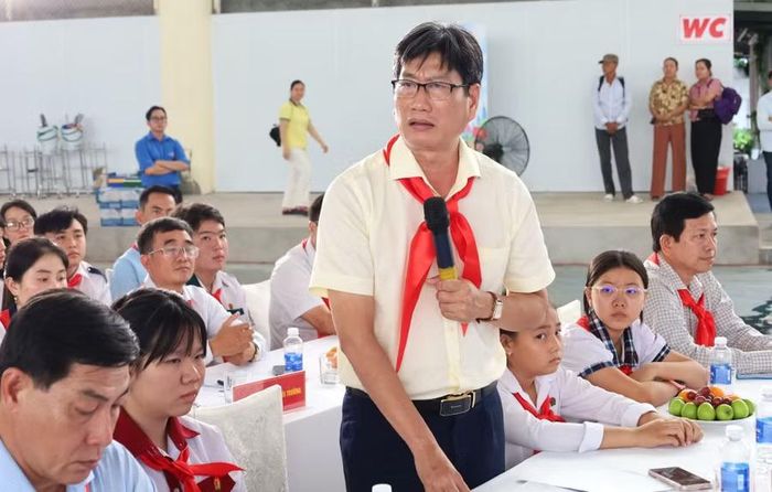 Ông Đặng Trí Thủ, Phó Giám đốc Sở GD&amp;ĐT Cà Mau trả lời một số ý kiến của trẻ em.