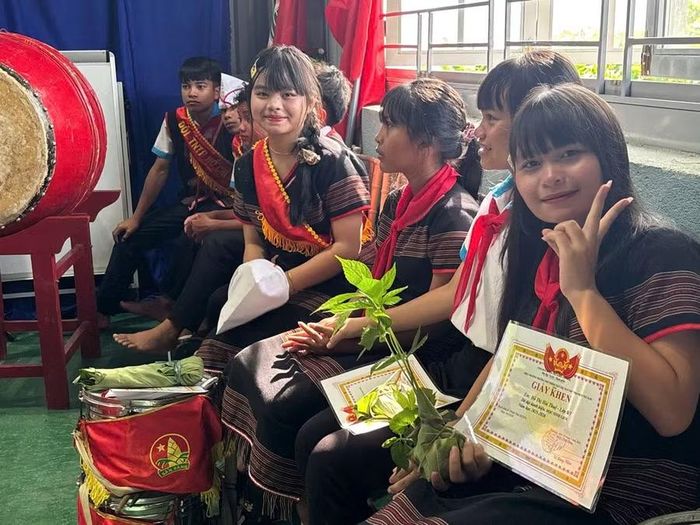 Học sinh giỏi và học sinh xuất sắc Trường Phổ thông dân tộc bán trú Tiểu học & THCS Trà Nam được tặng cây sâm giống Ngọc Linh trong lễ bế giảng.