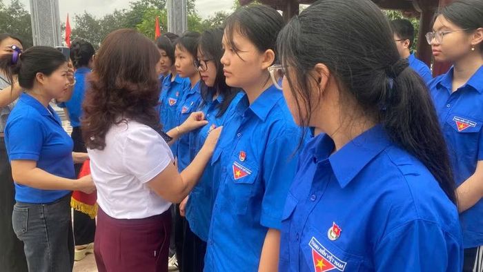 BGH Trường THCS Him Lam trao huy hiệu đoàn cho đoàn viên ưu tú.
