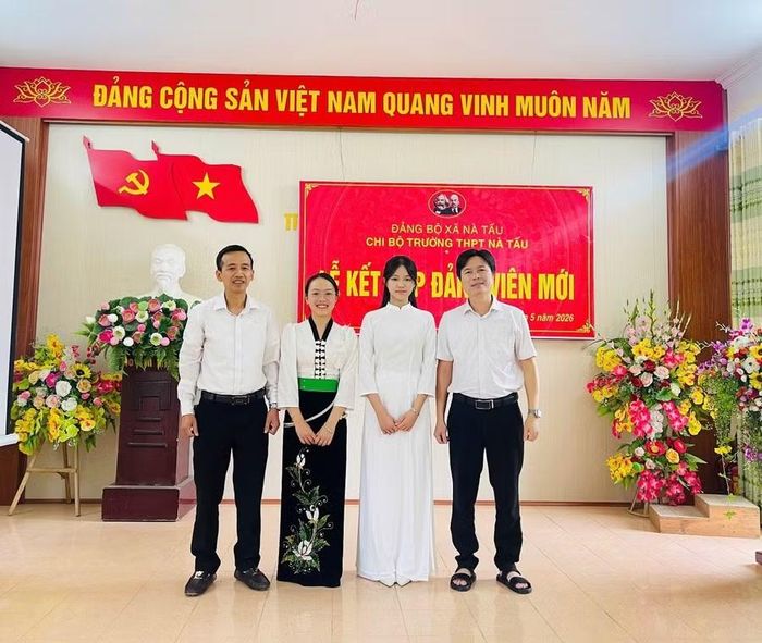 Hai học sinh lớp 12C4 là Quàng Thị Quyên và Bùi Thanh Bình (đứng giữa), Trường THPT Nà Tấu chụp ảnh lưu niệm cùng lãnh đạo nhà trường trong lễ kết nạp Đảng.