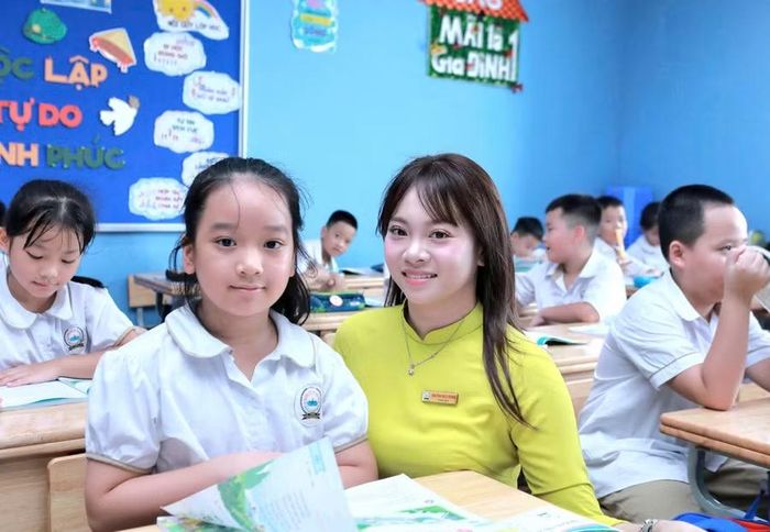 Cô trò Trường Tiểu học Đại Mỗ 3 (Tây Mỗ, Hà Nội). Ảnh: Đình Tuệ.