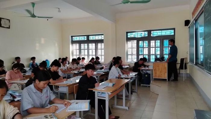 Thầy trò Trường PTDTNT THPT Ka Lăng trong giờ ôn thi.