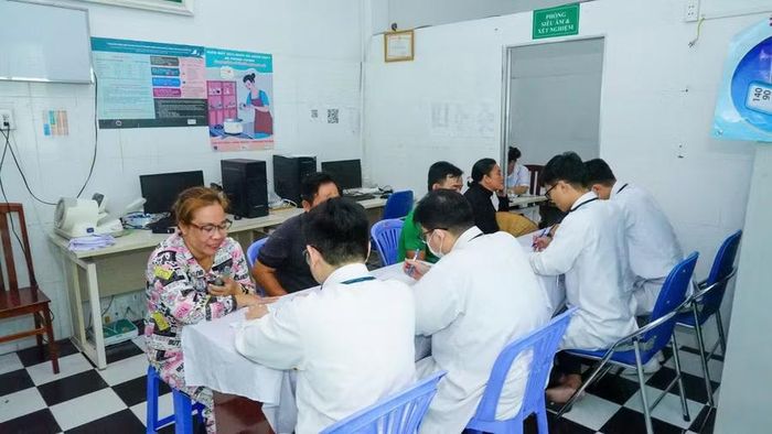 Đoàn bác sĩ Bệnh viện Từ Dũ kiểm tra sức khỏe cho người dân tại xã Thạnh An.