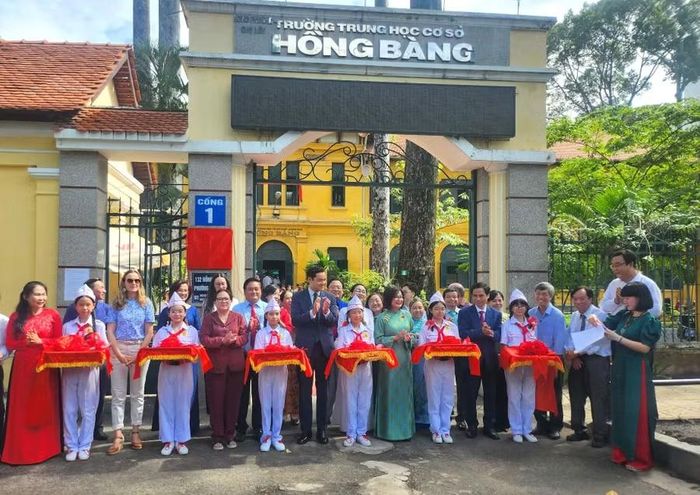 Trường THCS Hồng Bàng triển khai chương trình tiếng Pháp từ năm 2015. Hiện nhà trường có 4 lớp học tiếng Pháp.
