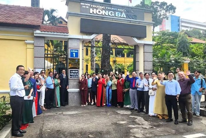 Với những giá trị nổi bật về lịch sử và kiến trúc, năm 2015, UBND TPHCM đã công nhận Trường THCS Hồng Bàng là Di tích kiến trúc nghệ thuật cấp thành phố.