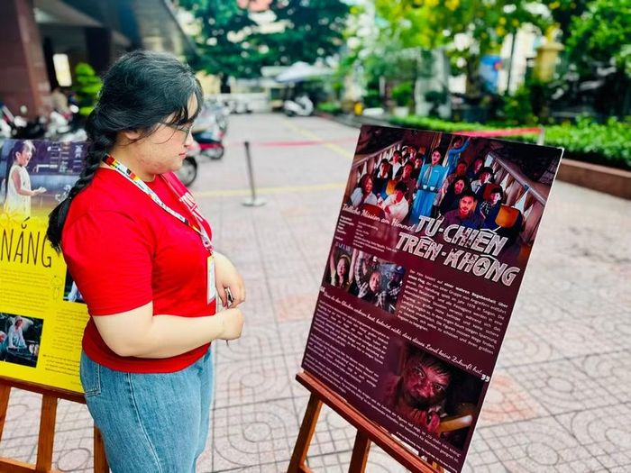 Người trẻ xem poster phim điện ảnh Việt Nam. Ảnh: Thùy Linh.