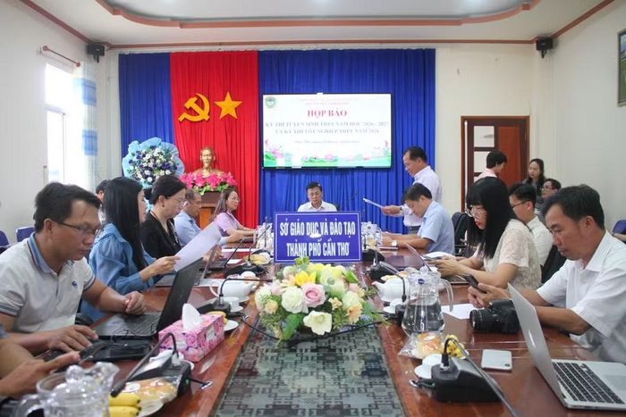 Đại diện Sở GD&amp;ĐT TP Cần Thơ thông tin công tác chuẩn bị Kỳ thi tốt nghiệp THPT và thi tuyển sinh lớp 10.