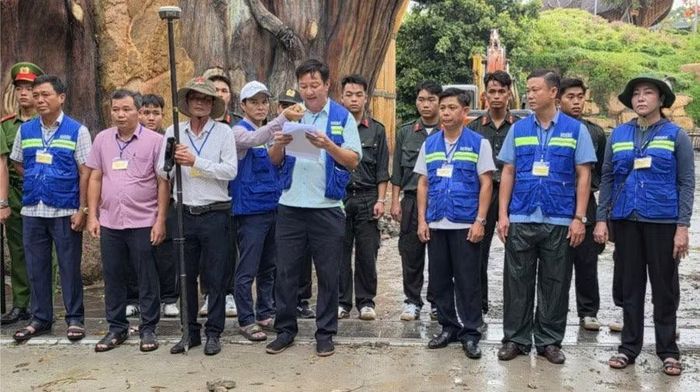 Công bố quyết định cưỡng chế đối với ông Lê Trọng Đ. và ông Trần Văn L.