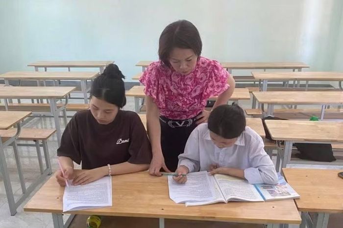 Thầy cô tận tụy truyền đạt kiến thức cho học sinh trước kỳ thi đặc biệt quan trọng.