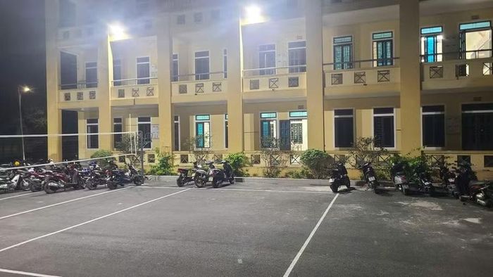 Những phòng học ở Trường THPT Kỳ Anh sáng đèn tăng tốc ôn luyện nước rút cho học sinh trước kỳ thi tốt nghiệp THPT 2026.