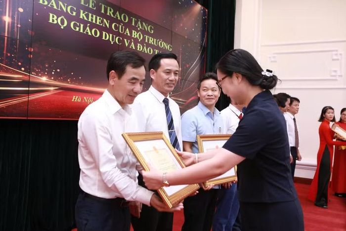 Ông Nguyễn Văn Mễ - Phó Hiệu trưởng Trường Cao đẳng Công nghiệp Bắc Ninh (thứ 2 từ trái sang phải) cùng các tập thể nhận Bằng khen từ Thứ trưởng Bộ GD&amp;ĐT Nguyễn Thị Quyên Thanh.
