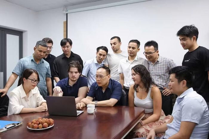 GS.TSKH Nguyễn Đình Đức trao đổi với nhóm nghiên cứu. Ảnh: NVCC.