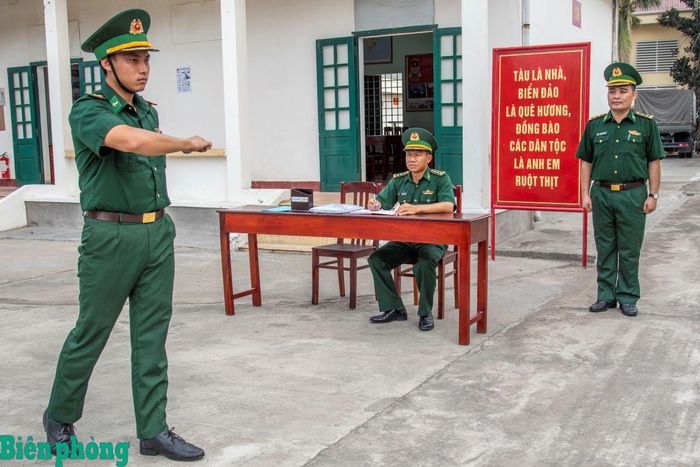 Kiểm tra điều lệnh đội ngũ. Ảnh: Lê Văn Chương