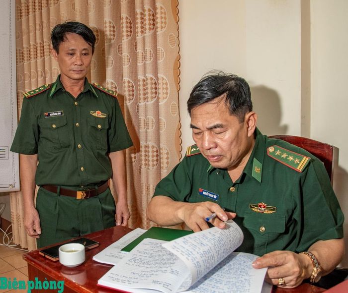 Đại tá Nguyễn Thanh Hải, Phó Chủ nhiệm Chính trị Bộ đội Biên phòng kiểm tra hệ thống sổ sách hoạt động công tác Đảng, công tác chính trị của đơn vị. Ảnh: Lê Văn Chương