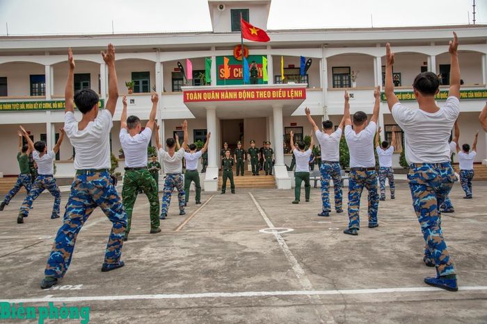 Kiểm tra các bài thể dục và võ tay không của Bộ đội Biên phòng. Ảnh: Lê Văn Chương