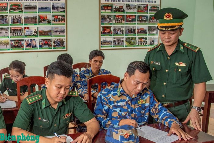 Kiểm tra nhận thức chính trị. Ảnh: Lê Văn Chương